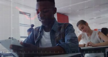 Çeşitli öğrencilerin tablet ve dizüstü bilgisayar kullanarak veri işleme animasyonları. Küresel eğitim ve dijital arayüz kavramı dijital olarak oluşturulmuş video.