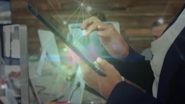 Ofisteki çeşitli iş adamlarıyla olan bağlantıların animasyonu. küresel iş, bağlantılar ve dijital arayüz konsepti dijital olarak oluşturulmuş video.