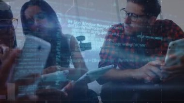 Ofisteki çeşitli iş adamları üzerinde veri işleme animasyonu. küresel iş, bağlantılar ve dijital arayüz konsepti dijital olarak oluşturulmuş video.