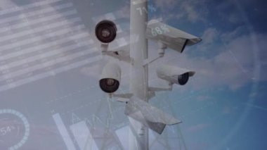 Mavi gökyüzündeki bulutlara karşı güvenlik kameralarının istatistiksel verileri işliyor. İş ve bulut veri depolama teknolojisi kavramı