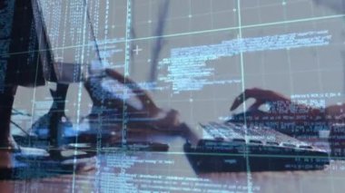 Beyaz adamın elleri üzerinde klavye kullanarak dijital ekranda veri işleme animasyonu. İş, veri işleme ve teknoloji konsepti dijital olarak oluşturulmuş video.