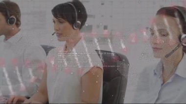 Telefon kulaklığı kullanan farklı iş adamlarının üzerinde veri işleme ve DNA ipliklerinin animasyonu. Küresel iş ve dijital arayüz kavramı dijital olarak oluşturulmuş video.