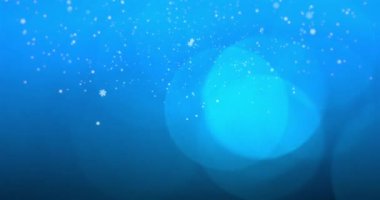 Kar tanelerinin düşüşünün animasyonu ve mavi arka planda spot ışıkları. kış, noel ve doğa konsepti dijital olarak üretilen video.