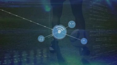 Afrika kökenli Amerikalı erkek futbolcu ve veri işleme ile ilgili bağlantıların animasyonu. Spor, eğitim, bağlantılar ve dijital olarak oluşturulan veri işleme konsepti.