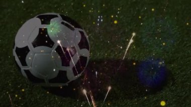 Siyah arka planda futbol topunun üstünde havai fişek gösterisi. Spor, rekabet ve dijital olarak üretilen video konsepti.