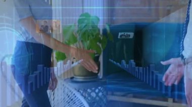 Çeşitli iş adamlarının el sıkışması üzerine veri işleme animasyonu. Küresel iş ve dijital arayüz kavramı dijital olarak oluşturulmuş video.