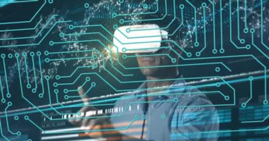 Ekranların üzerinde veri işleme ve küre animasyonu. Küresel internet güvenlik teknolojisi ve dijital arayüz konsepti dijital olarak oluşturulmuş video.