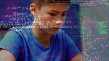 Laptop kullanan beyaz bir çocuğun veri işleme animasyonu. Okul, eğitim, teknoloji konseptiyle öğrenme dijital olarak üretilen video.