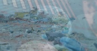 Çöp yığını üzerinde veri işleme animasyonu. Küresel iş ve dijital arayüz kavramı dijital olarak oluşturulmuş video.