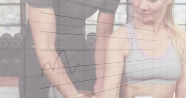 Toplantıdaki iş adamları üzerinde istatistik ve mali veri işleme animasyonu. Küresel iş dijital arayüzü teknolojisi ve dijital olarak oluşturulan ağ konsepti.