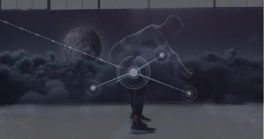 Afrika kökenli Amerikalı kadınların esnediği gökyüzü ve bağlantı ağının animasyonu. Küresel iş ve dijital arayüz kavramı dijital olarak oluşturulmuş video.