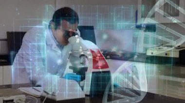 Laboratuvarda mikroskop kullanan beyaz erkek bilim adamına karşı DNA yapısı ve veri işleme. Tıbbi araştırma ve bilim teknolojisi kavramı