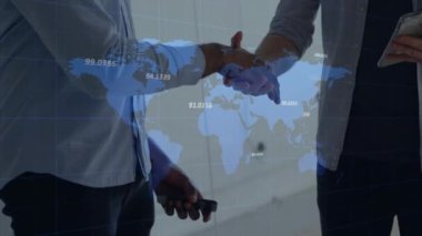 Çeşitli iş adamlarının el sıkışması üzerine veri işleme animasyonu. küresel iş, finans, bağlantılar ve dijital arayüz konsepti dijital olarak oluşturulmuş video.