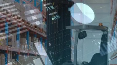 Depodaki forkliftle ilgili veri işleme ve istatistiklerin animasyonu. Küresel taşımacılık, işletme, finans, veri işleme ve dijital olarak oluşturulan ağ konsepti.