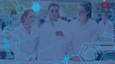 Laboratuvardaki çeşitli bilim adamları üzerinde kimyasal formülün animasyonu. Küresel bilim ve dijital arayüz kavramı dijital olarak oluşturulmuş video.
