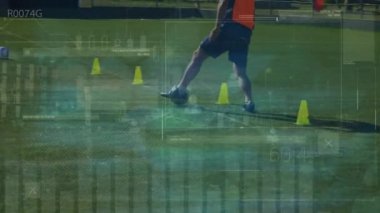 Futbolcular üzerinde veri işleme animasyonu. Küresel spor ve dijital arayüz konsepti dijital olarak oluşturulmuş video.