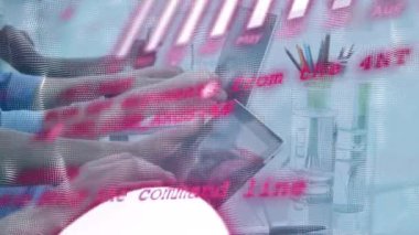 Tablet kullanan çeşitli iş adamları üzerinde veri işleme animasyonu. küresel iş ve dijital arayüz kavramı dijital olarak oluşturulmuş video.