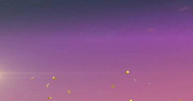 Yeşil arka plana düşen altın konfetilerinin animasyonu. Kutlama ve yeni yıl partisi konsepti dijital olarak oluşturuldu.