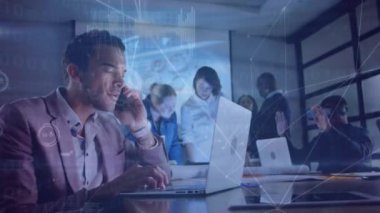 Ofisteki çeşitli iş adamları üzerinde bağlantılar ve veri işleme ağının animasyonu. küresel iş, bilgisayar ve dijital arayüz kavramı dijital olarak oluşturulmuş video.