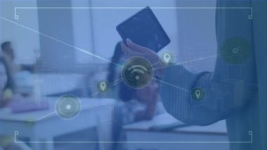 Kafkas kadın öğretmenin okuldaki tabletinin üzerindeki bağlantı ağının animasyonu. Okul, eğitim ve teknoloji konseptiyle dijital olarak üretilen video.