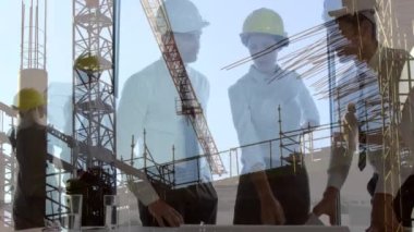 İnşaat alanıyla zaman aşımına uğramış çeşitli kadın ve erkek mühendislerin animasyonu. İnşaat işi, inşaat, mimari ve dijital olarak üretilen emlak konsepti.