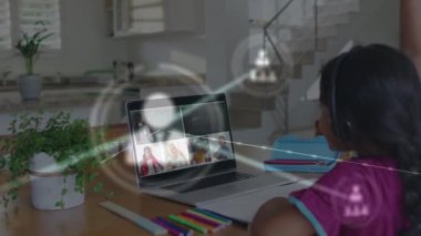 Melez bir kızın dizüstü bilgisayarında online ders almasıyla ilgili bağlantı ağının animasyonu. Okul, eğitim ve teknoloji konseptiyle dijital olarak üretilen video.