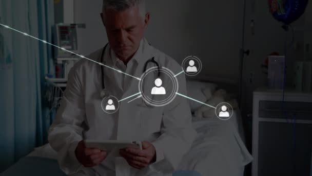 Animation Network Connections Caucasian Senior Male Doctor Notes Health Medicine — Stok video