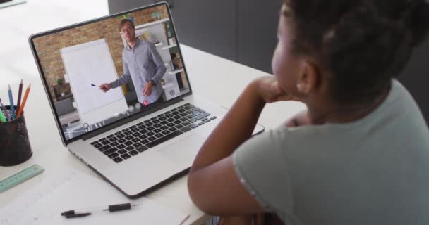 Afro Amerikan Bir Kızın Evde Dizüstü Bilgisayar Dersi Aldığı Animasyon — Stok video