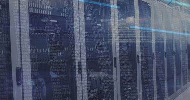 Bilgisayar sunucularıyla teknoloji odasının üzerindeki ekranlarda veri işleme görüntüsü. dijital arayüz, küresel teknoloji ve dijital olarak oluşturulmuş bağlantı konsepti.