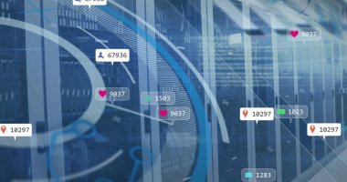 Veri işleme ve bilgisayar sunucusu üzerindeki afişler üzerindeki sosyal medya simgeleri ve numaraların resmi. küresel ağ, sosyal medya, teknoloji ve dijital arayüz kavramı dijital olarak oluşturuldu.