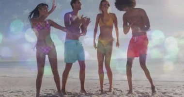 Sahildeki çeşitli arkadaşların üzerinde Amerikan bayrağının animasyonu. Tatiller ve dijital arayüz kavramı dijital olarak oluşturulmuş video.