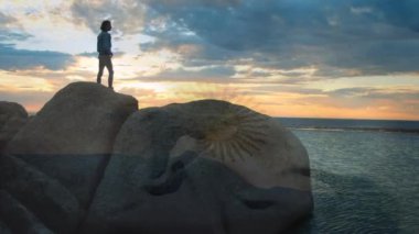 Arjantin bayrağının sahildeki Afrikalı Amerikalı kadın üzerinde canlandırılması. Ulusal bayraklar ve vatanseverlik kavramı dijital olarak oluşturuldu.