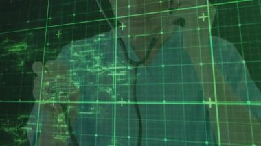 Steteskoplu beyaz erkek doktor üzerinde dijital ekranda veri işleme animasyonu. sağlık, tıp, veri işleme ve teknoloji konsepti dijital olarak oluşturulmuş video.