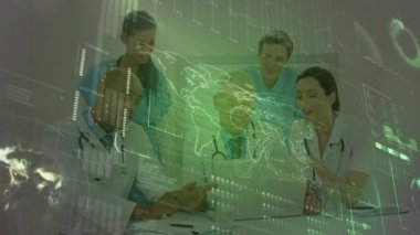 Çeşitli kadın ve erkek doktorların konuştuğu dünya haritasıyla dijital ekranın animasyonu. Sağlık, tıp, veri işleme ve teknoloji konsepti dijital olarak oluşturulmuş video.