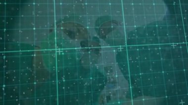 Kafkas doktorların ameliyattan sonra hastalarını uyandırması üzerine dijital ekran animasyonu. Sağlık, tıp, bilim, veri işleme ve teknoloji konsepti dijital olarak oluşturulmuş video.