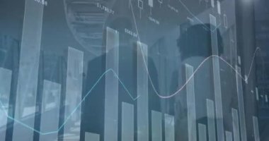 Ofiste yürüyen çeşitli iş adamlarıyla ilgili finansal verilerin animasyonu. Küresel ekonomi, finans, iş ve teknoloji kavramı dijital olarak oluşturulmuş video.