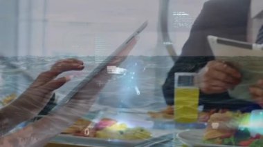 Akıllı telefonlar ve tabletler kullanarak çeşitli iş adamlarının veri işleme animasyonları. Küresel iş ve dijital arayüz kavramı dijital olarak oluşturulmuş video.