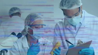 Çeşitli kadın ve erkek laboratuvar çalışanları üzerinde notlar tutan bozukluk animasyonu. Mikroskop kullanarak çift ırklı kadın laboratuvar çalışanı üzerinde yüzen noktaların animasyonu.