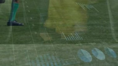 Spor sahasındaki erkek futbolcuların bacaklarının üzerinde finansal verilerin ve grafiklerin animasyonu. Spor, eğitim, finans ve ekonomi konsepti dijital olarak oluşturulmuş video.