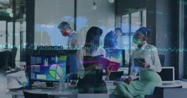 Ofisteki maskeli çeşitli iş adamlarının veri işleme animasyonları. Küresel covid 19 salgın, işletme, finans, veri işleme ve dijital olarak oluşturulan video ağı kavramı.