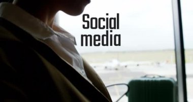 Dizüstü bilgisayar kullanan melez bir kadın üzerinden sosyal medya metninin animasyonu. Küresel iş ve dijital arayüz kavramı dijital olarak oluşturulmuş video.