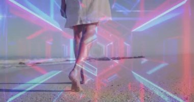 Sahilde yürüyen Afrikalı Amerikalı bir kadının dijital tünelinin animasyonu. Tatiller ve dijital arayüz kavramı dijital olarak oluşturulmuş video.