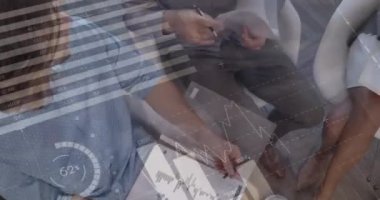 İş adamı tokalaşması üzerine istatistik ve veri işleme animasyonu. Küresel iş bağlantıları ve dijital arayüz konsepti dijital olarak oluşturulmuş video.