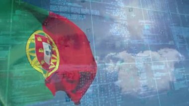 Portekiz bayrağının animasyonu veri işleme ve bulutlu gökyüzü üzerinde dalgalanıyor. Veri işleme, ağ, ulusal semboller ve dijital olarak üretilen vatanseverlik kavramı.