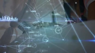 Yatakta akıllı telefon kullanan melez bir kızla olan bağlantıların animasyonu. Ağ, bağlantılar, iletişim ve teknoloji konsepti dijital olarak oluşturulmuş video.