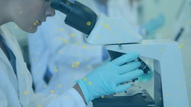 Mikroskop kullanarak çift ırklı kadın laboratuvar çalışanı üzerinde yüzen noktaların animasyonu. Dijital olarak üretilen bilim, sağlık, tıp ve laboratuvar konsepti.