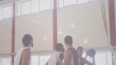 Çeşitli basketbol oyuncuları üzerinden bağlantı ağının animasyonu. global spor, bağlantılar ve dijital arayüz konsepti dijital olarak oluşturulmuş video.
