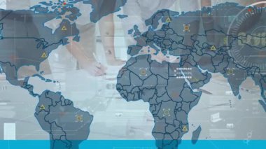 Dünya haritasının animasyonu, simgeler ve bitcoin 'ler ofisteki çeşitli iş adamlarının ellerinde. Küresel iş, finans, ekonomi ve teknoloji kavramı dijital olarak oluşturulmuş video.