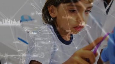 Çeşitli doktor ve hastaların veri işleme ağıyla bağlantılarının animasyonu. Küresel tıp, sağlık ve dijital arayüz kavramı dijital olarak üretilen video.