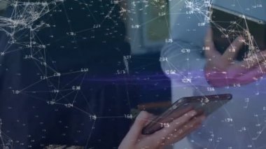 Ofisteki çeşitli iş adamlarıyla olan bağlantıların animasyonu. küresel iş, bağlantılar ve dijital arayüz konsepti dijital olarak oluşturulmuş video.